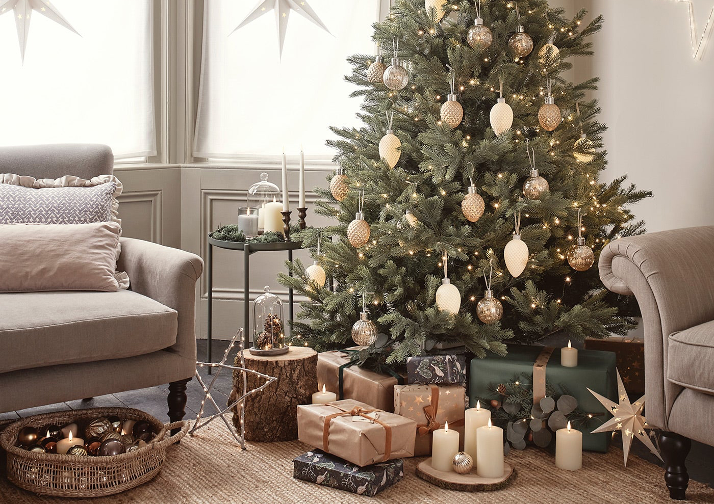Árbol de Navidad decorado en salón