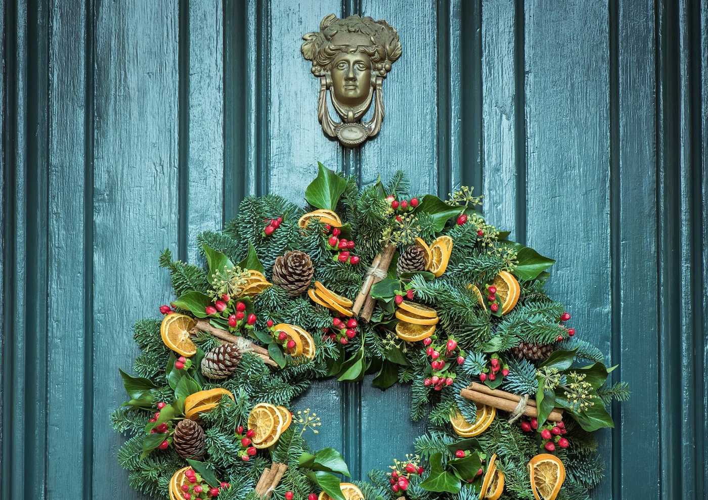 Corona navideña decorando puerta de entrada