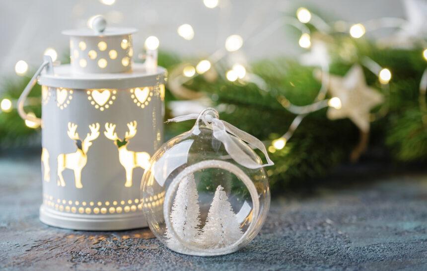 decoracion-casa-navidad-farol-bola Decoración Navidad estilo nórdico en color blanco