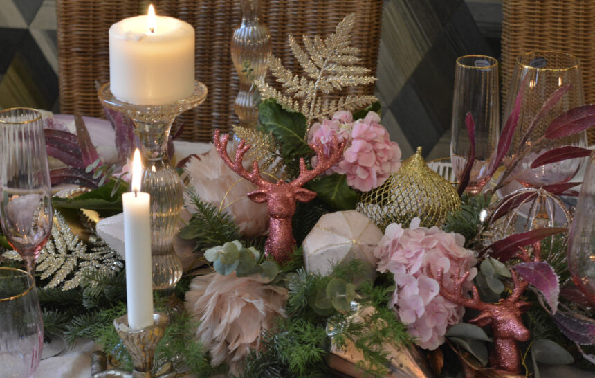 decoracion-mesa-navidad-velas-bolas-plantas Decoración mesa navideña con velas