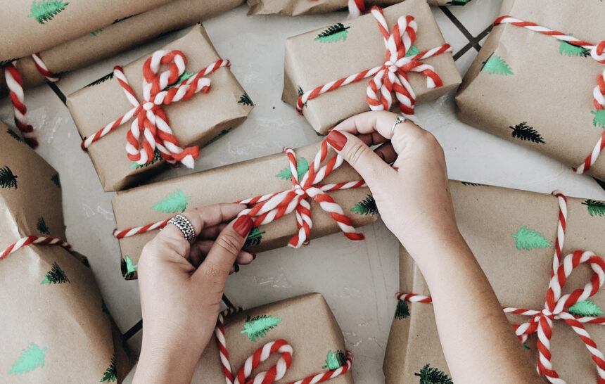 manos-envolviendo-regalos-navidad Seis regalos a partir de 11 € para decirlo TODO sin decir nada