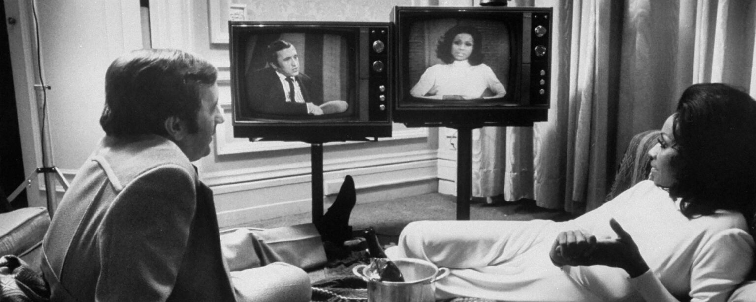 Personas viendo televisión antigua en blanco y negro