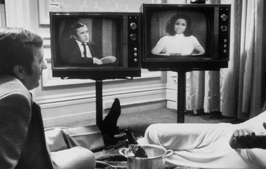 personas-viendo-tele-antigua-blanco-y-negro Personas viendo televisión antigua en blanco y negro