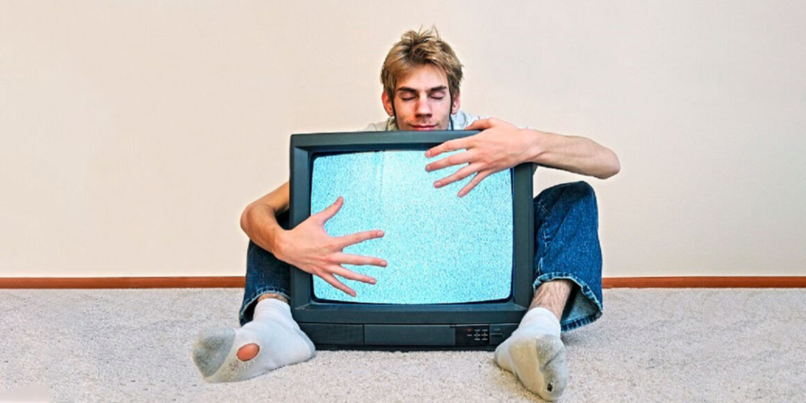 chico-abrazando-televisión