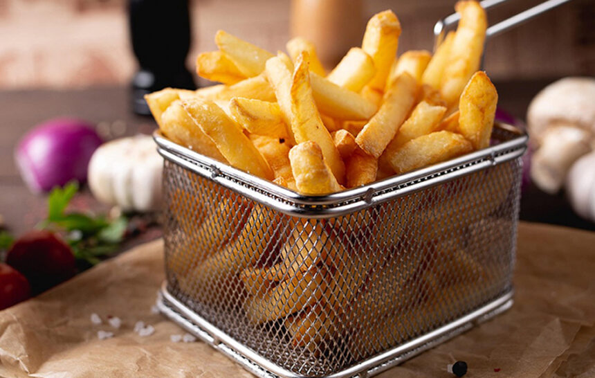 Papas Paso a paso (para inútiles como tú): así conseguirás que las patatas fritas en el air fryer te salgan crujientes