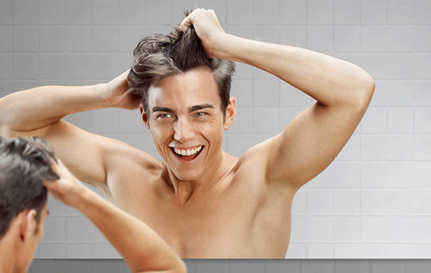 hombre-espejo hombre en el espejo jalándose el pelo