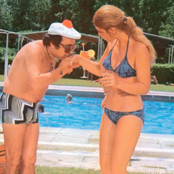 hombre y mujer en la piscina