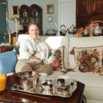 Jaime Pareja en el salón de su casa